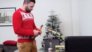 Kerstverrassingscadeau gevuld met butt-plug in een geweldige anale sekssc�ne!