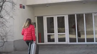 Haar een grote korting geven na